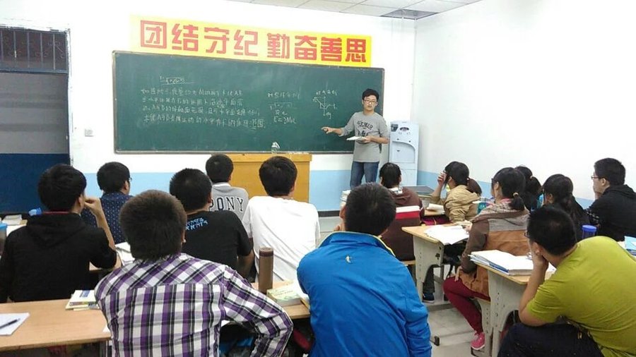 学生间相互交流1.jpg